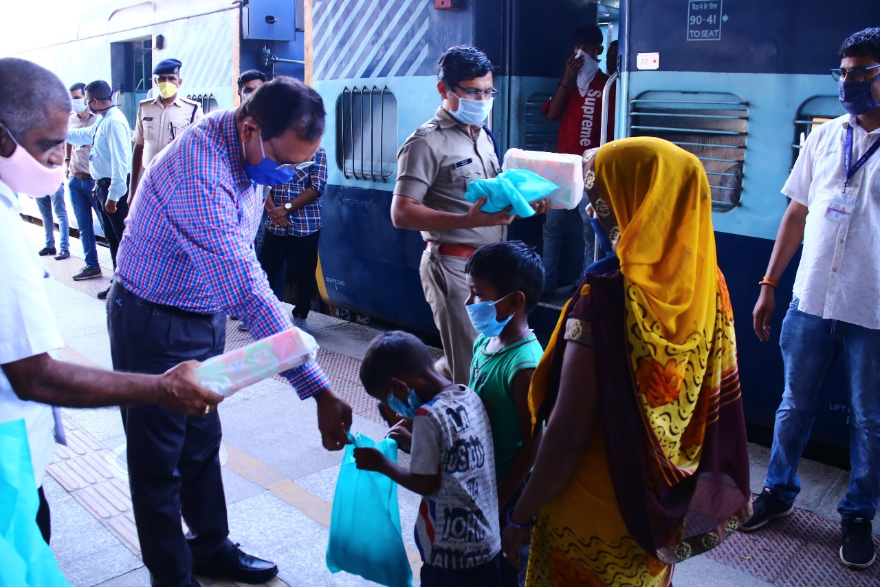 ધરમપુર નગરપાલિકા દ્વારા શ્રમિકોને માસ્‍ક તથા ફુડ પેકેટનું કરાયું વિતરણ