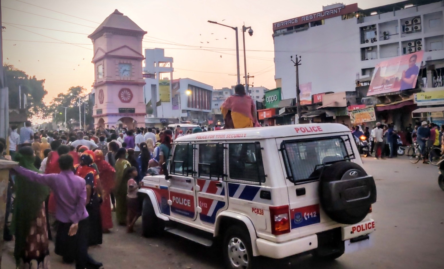 જુગારના દરોડામાં પોલીસને જોઈ નાસભાગ થઇ