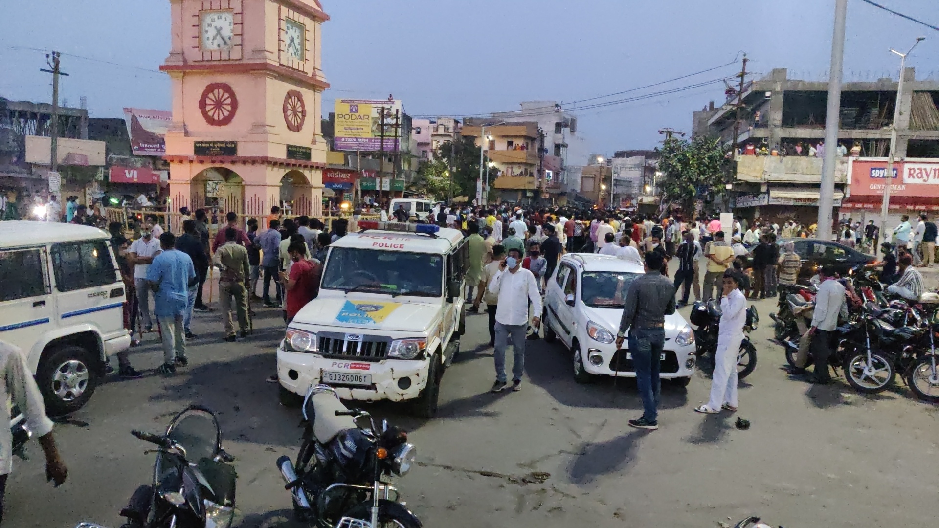 જુગારના દરોડામાં પોલીસને જોઈ નાસભાગ થઇ