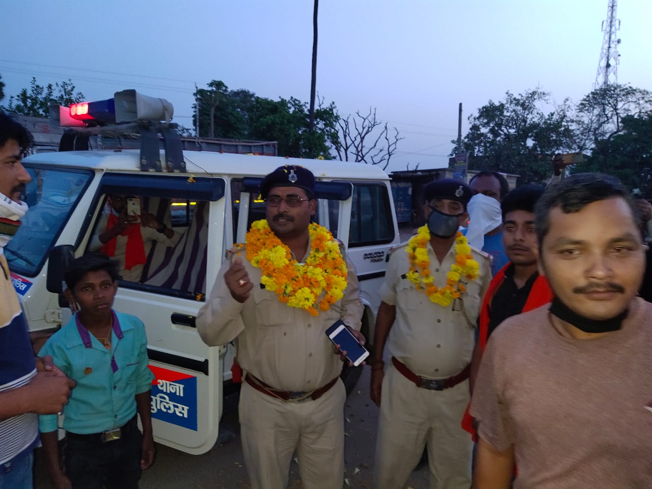 भावुक हुए पुलिसकर्मी