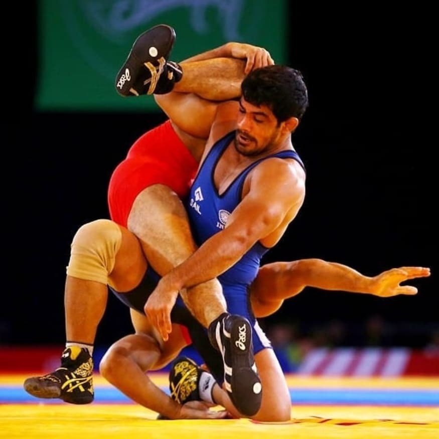 Sushil Kumar grappling out his opponent during a bout.