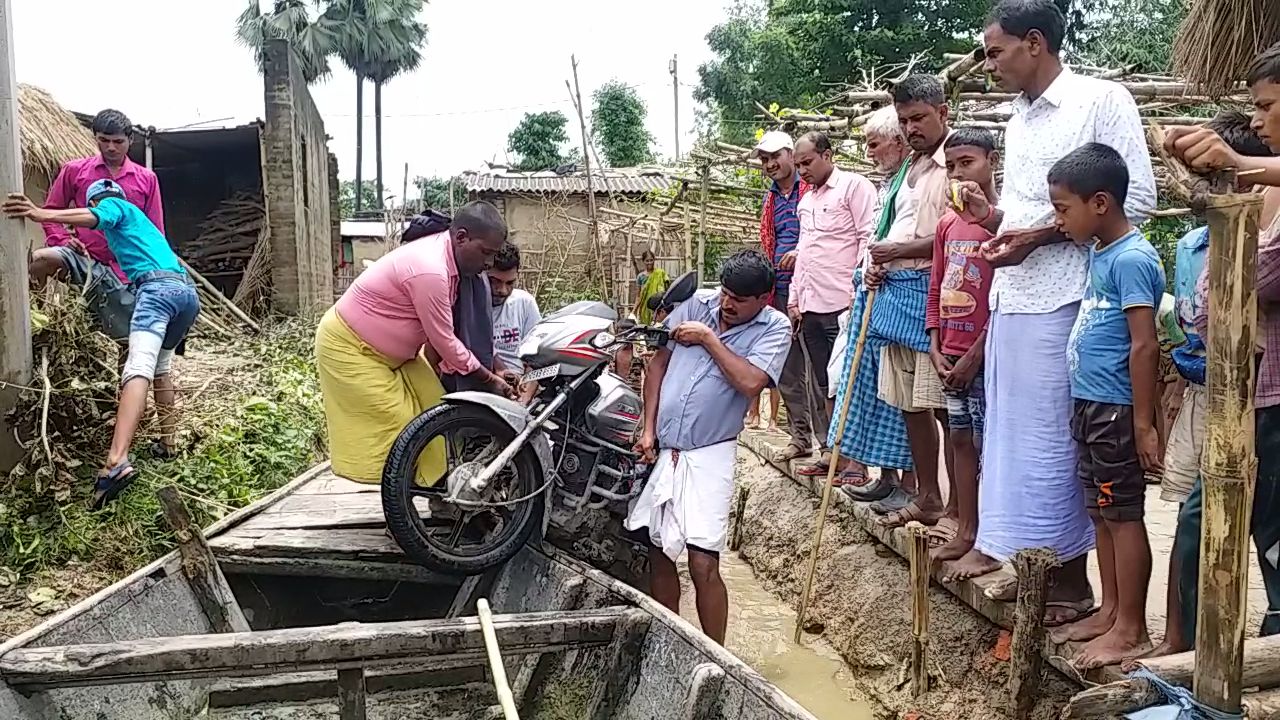 बाढ़ प्रभावितों का नाव ही एक मात्र सहारा