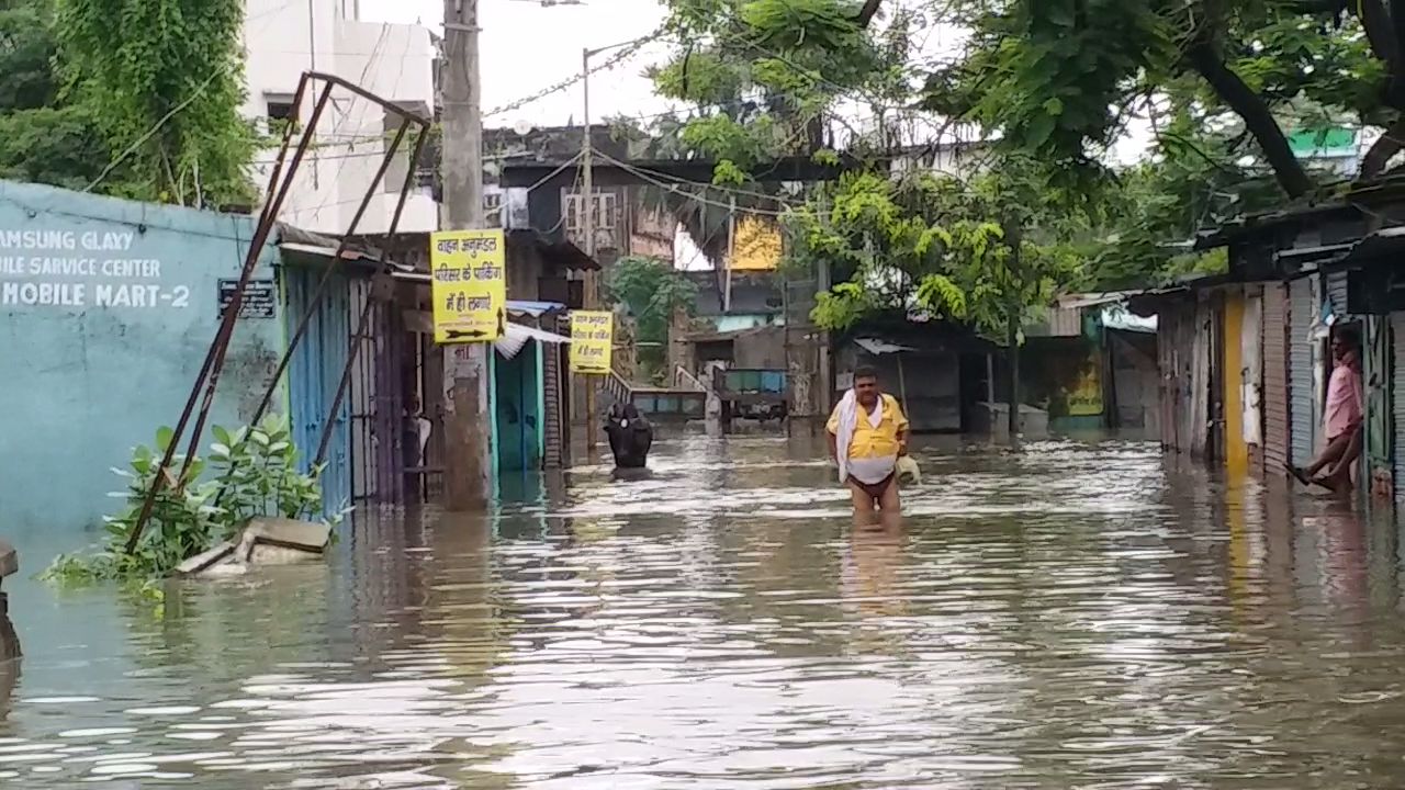 जनता सिनेमा रोड पर भरा पानी