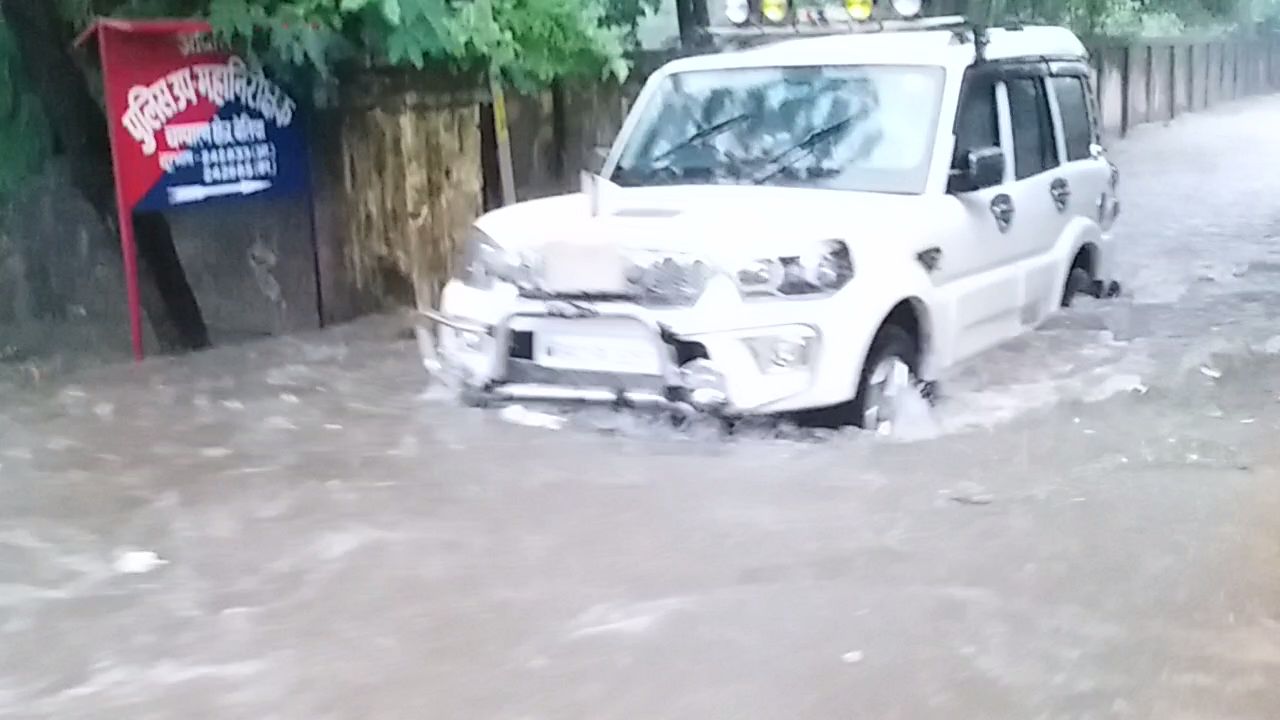 डीआईजी आवास के बाहर सड़क पर पानी