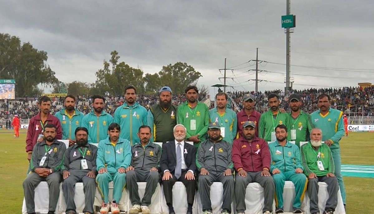 PCB ground staff pose for a photo with board chairman Ehsan Mani.