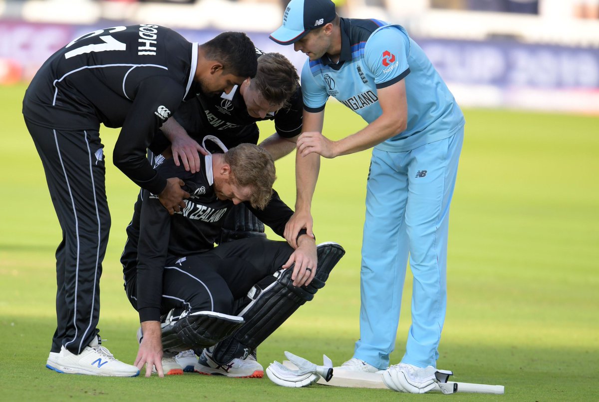 England and New Zealand players are trying to console Martin Guptill.