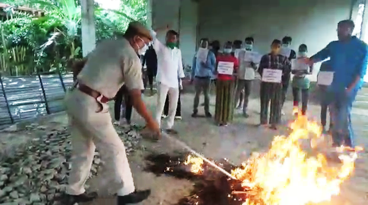 দুৰ্নীতিৰ বিৰুদ্ধে সদৌ অসম চাহ জনজাতি ছাত্ৰ সন্থাৰ প্ৰতিবাদ