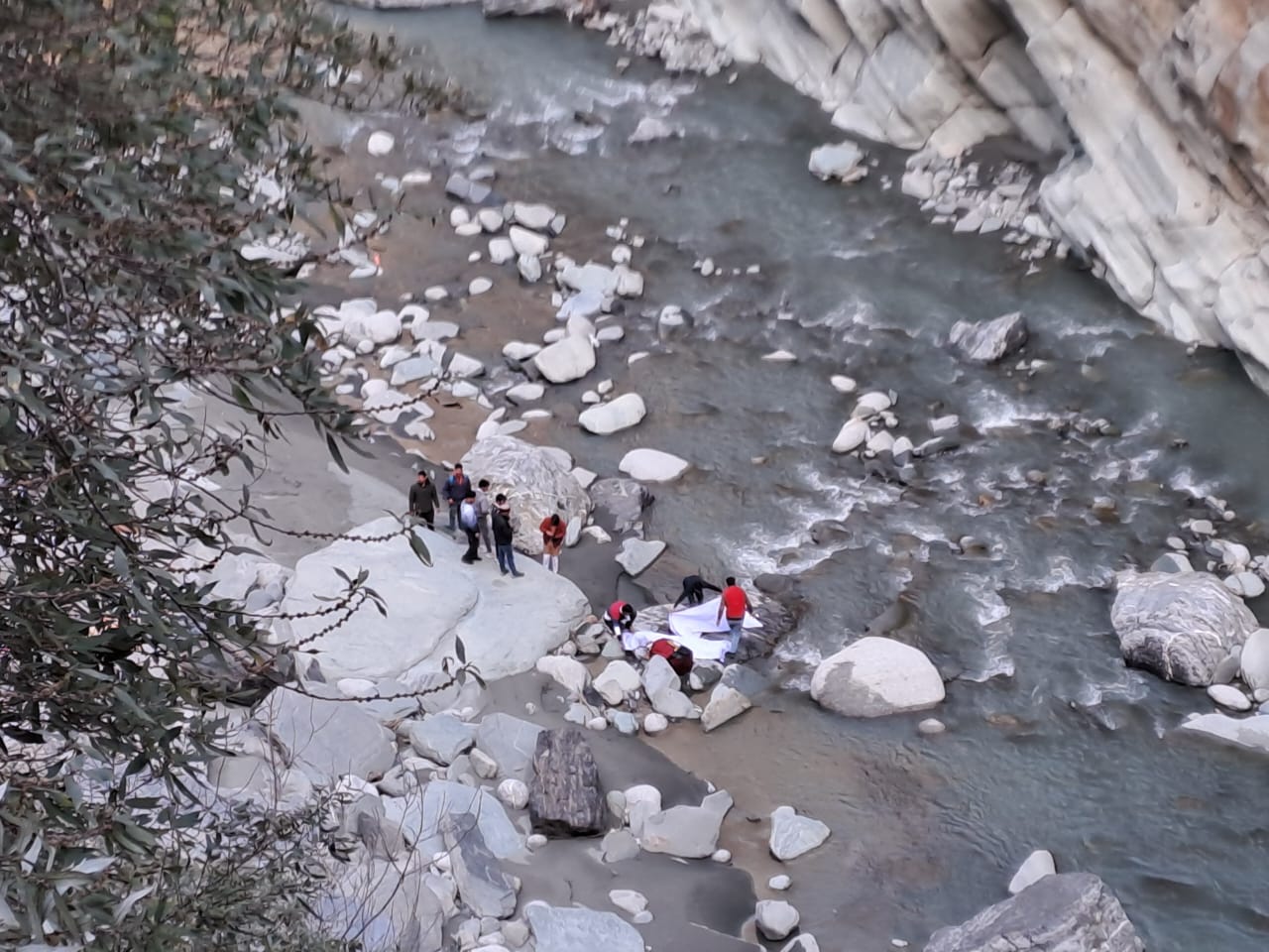 रावी नदी में गिरे बाइक सवार 2 युवकों की मौत