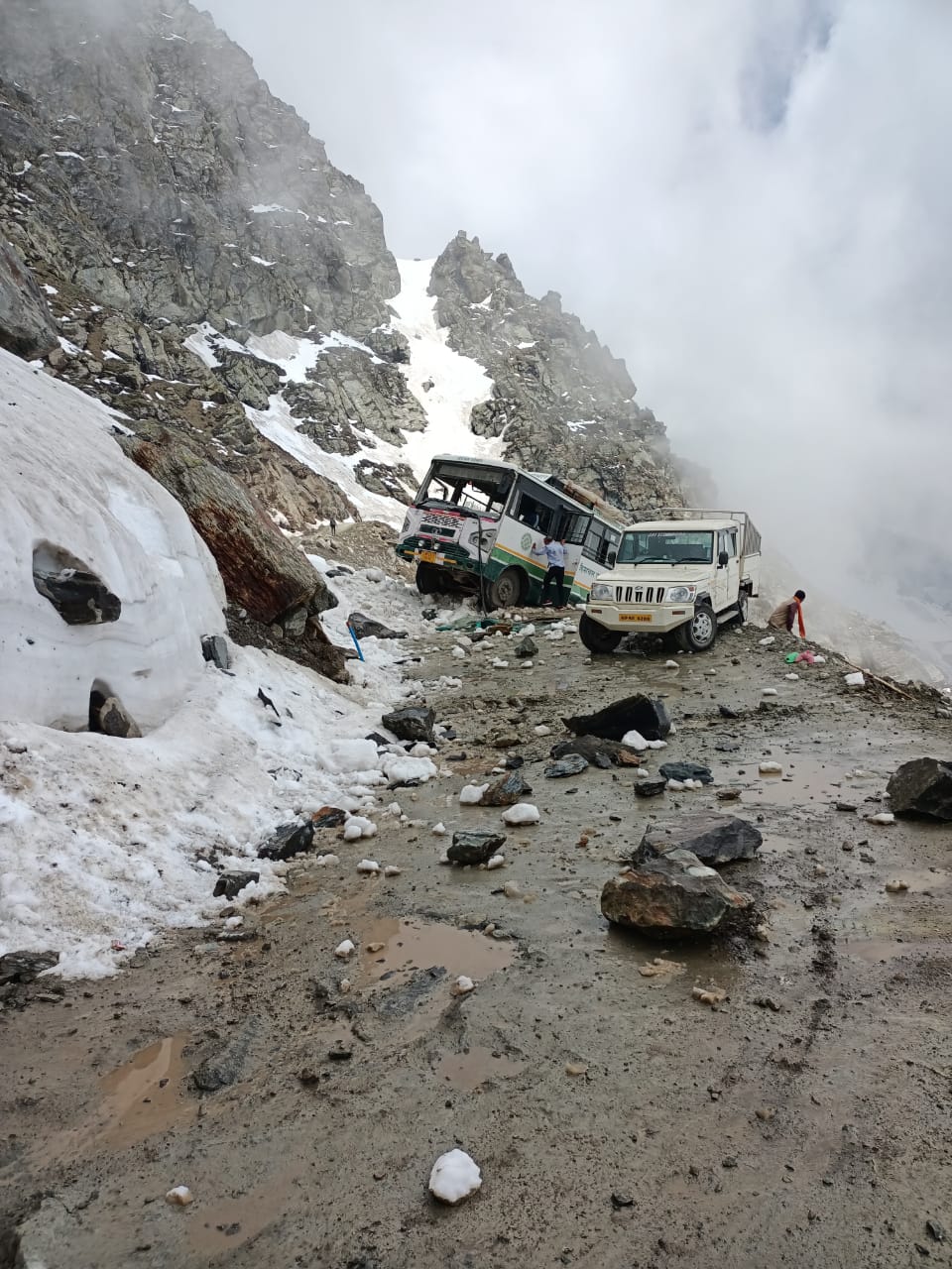 stone fell on HRTC bus in Sach pass of Chamba