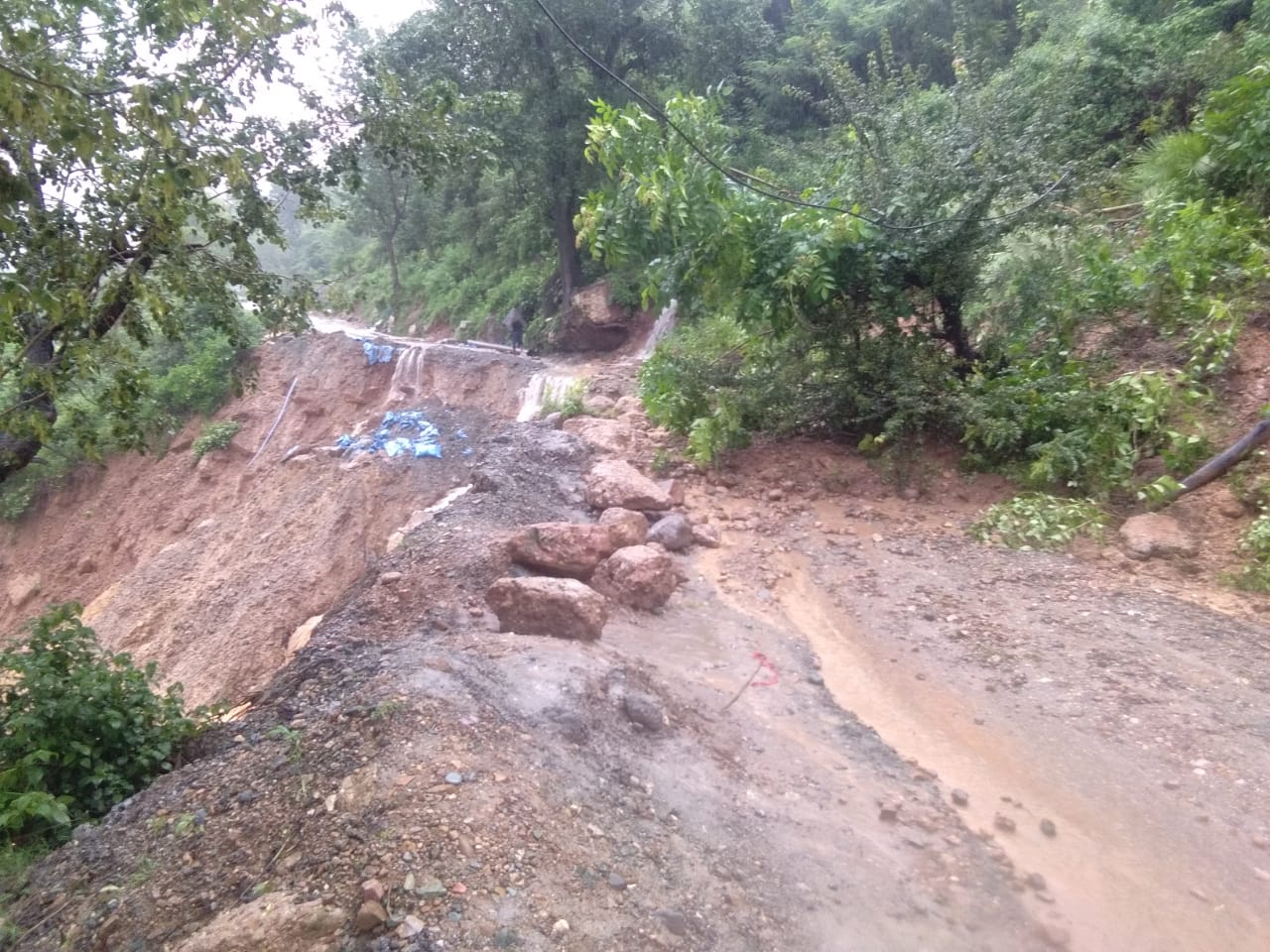 chamba, heavy Loss due to rain in Chamba, चंबा, भयंकर बारिश, फिन्ना प्रोजेक्ट, तेज बारिश, परछोड़ सीनियर सेकेंडरी स्कूल, 15 भेड़ बकरियां मलबे में दबी, ईटीवी भारत