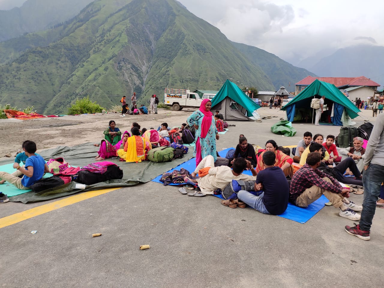 chamba, Bhadrawahis, helipad, Bhadrawahis camped on helipad, चंबा, मणिमहेश यात्रा, गौरीकुंड, हवाई सेवाएं, ईटीवी भारत