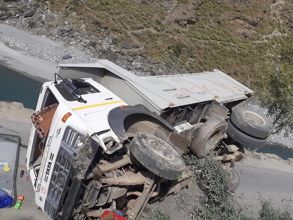 chamba, Tipper overturns on Bharmour NH, भरमौर एनएच पर आवाजाही बंद, वाहन सड़क पर फंसे, ईटीवी भारत