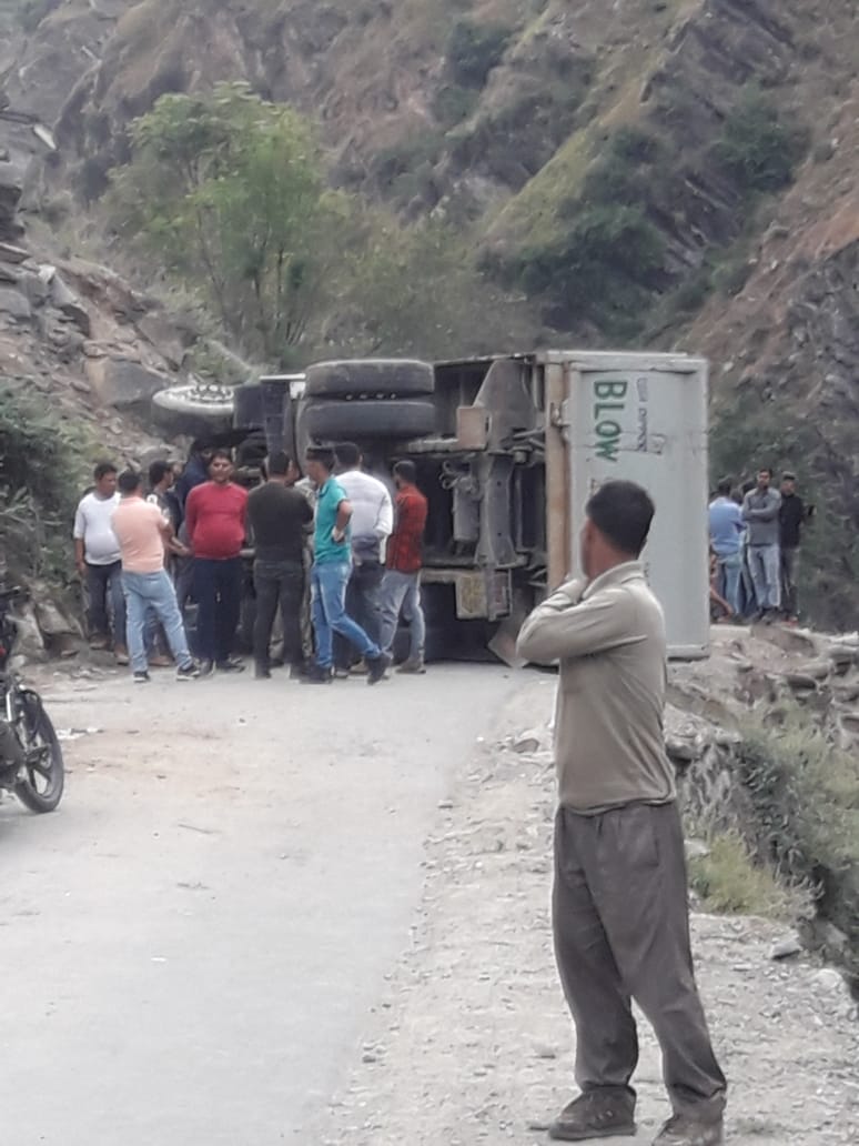 chamba, Tipper overturns on Bharmour NH, भरमौर एनएच पर आवाजाही बंद, वाहन सड़क पर फंसे, ईटीवी भारत