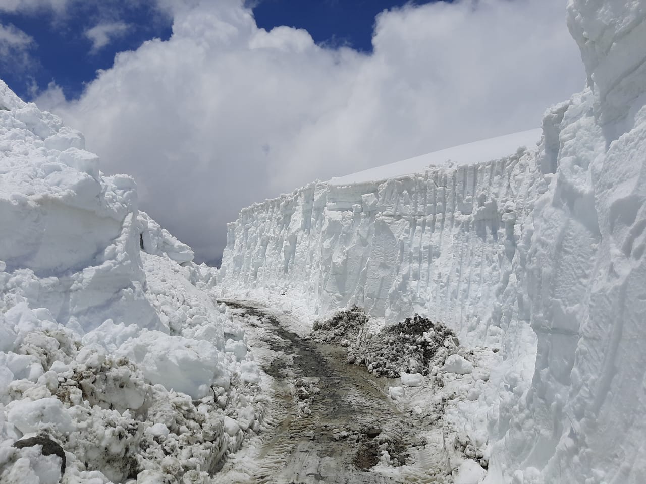 sach pass road in chamba