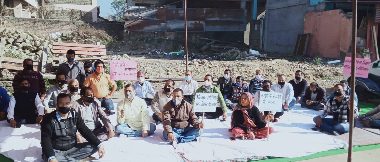 किसानों के समर्थन में घुमारवीं ब्लॉक कांग्रेस का प्रदर्शन.