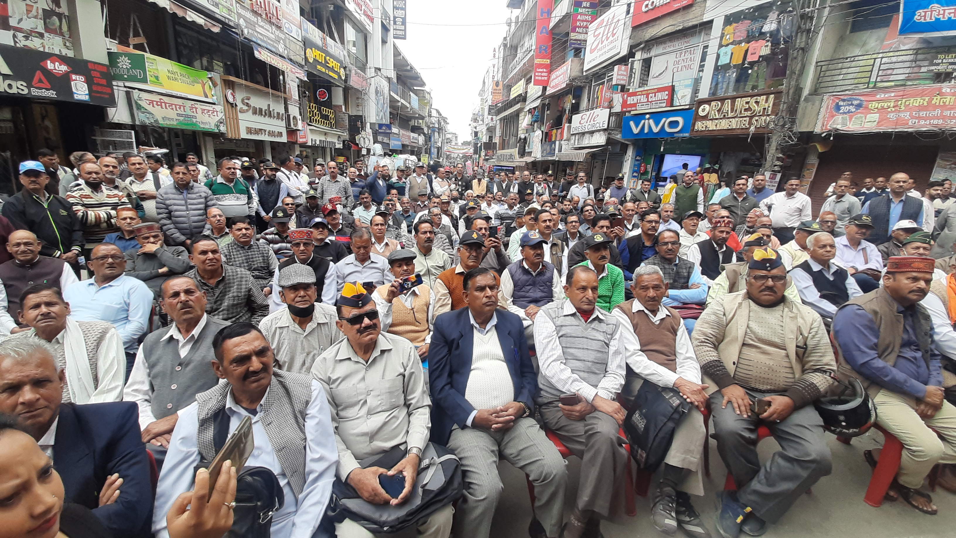 Ex-servicemen demonstrate reduction in pension in hamirpur