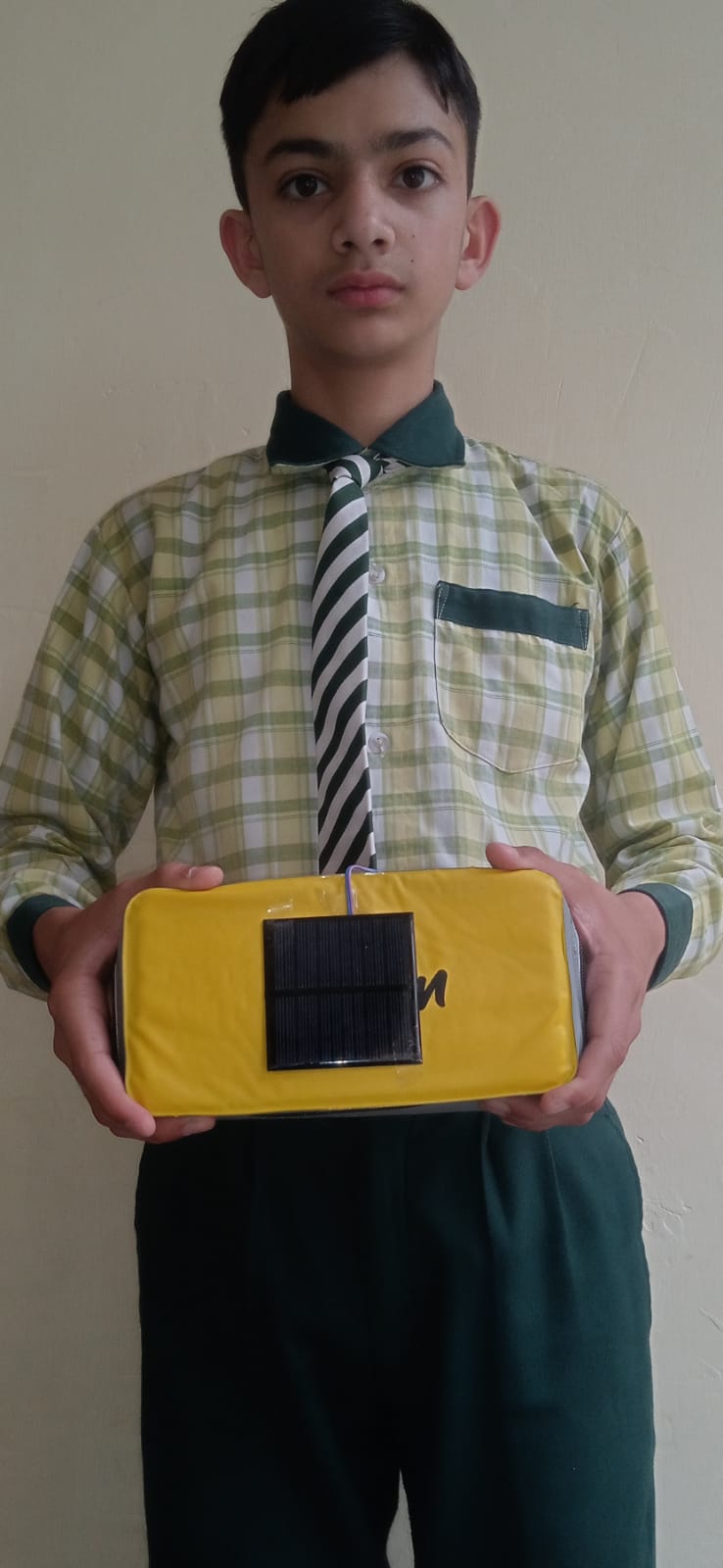 Ninth Grade student Naitik Sharma made a solar lunch box in Hamirpur