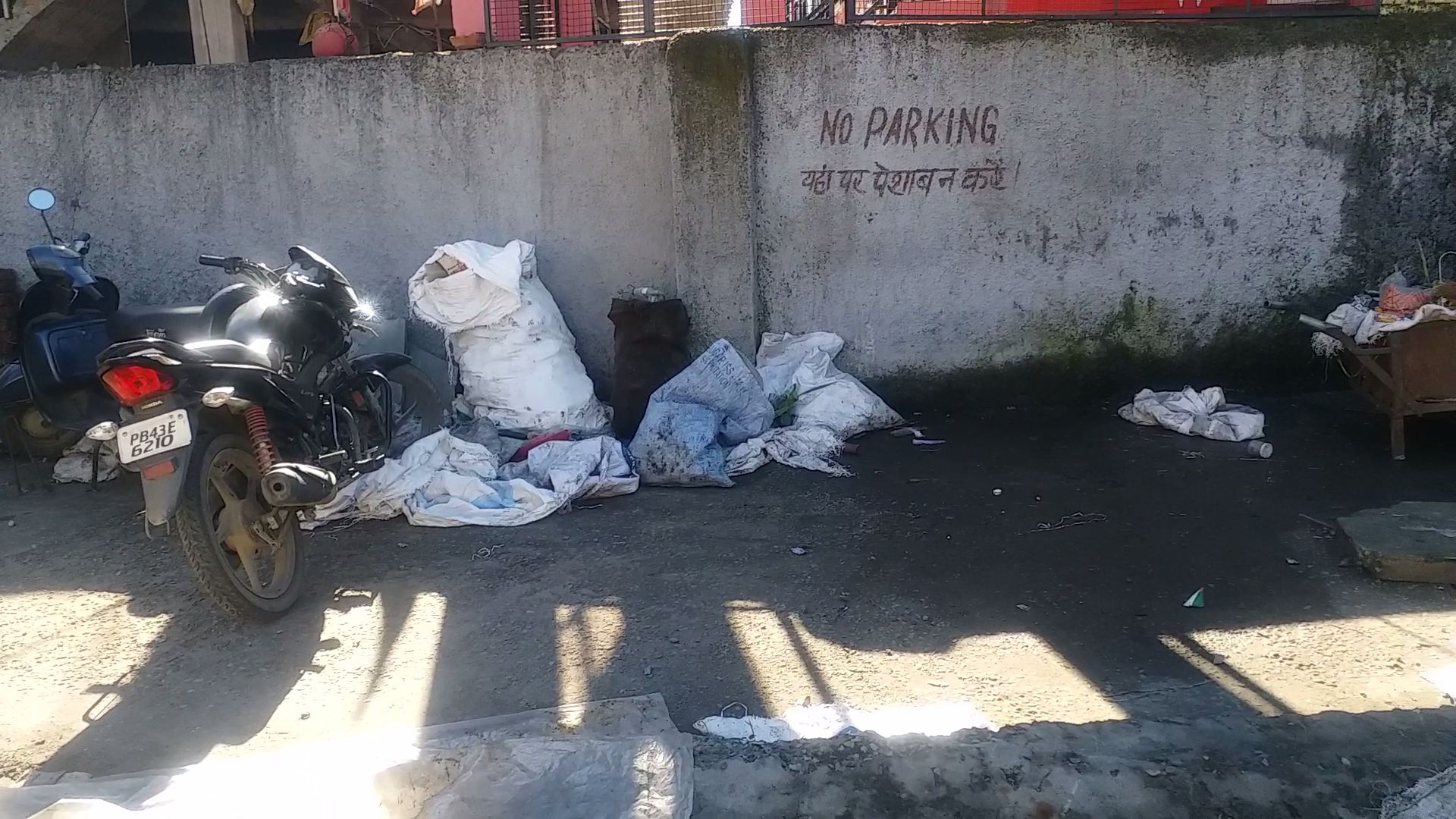 Garbage piles at Hamirpur bus stand news, हमीरपुर बस स्टैंड पर गंदगी का आलम न्यूज