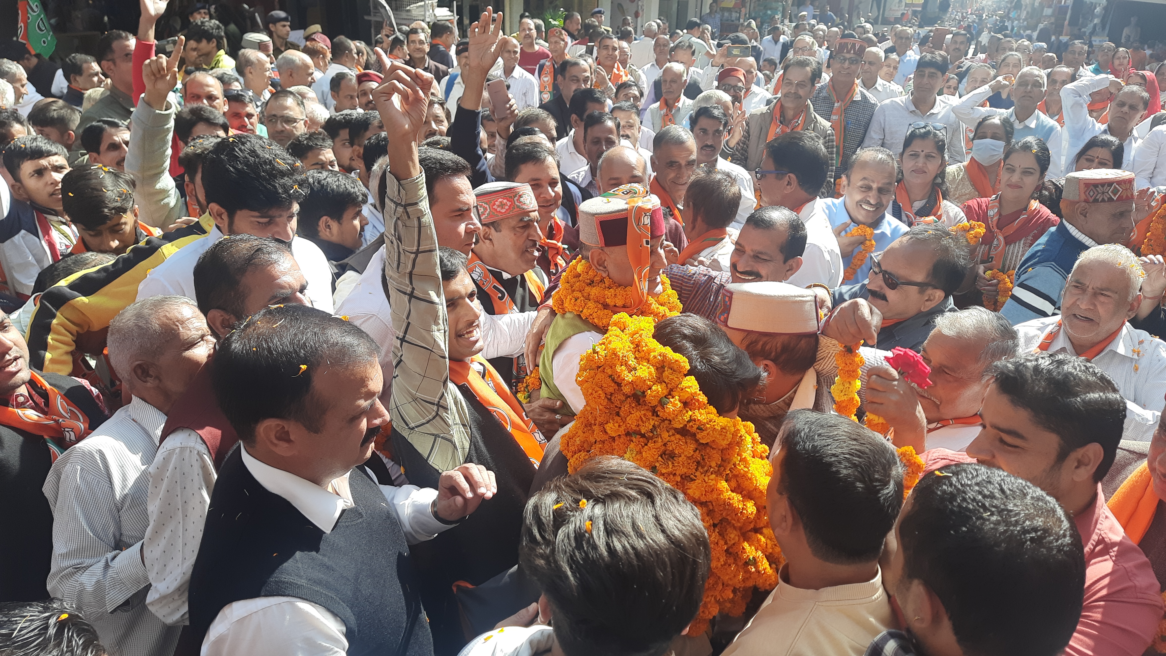 Union Minister Anurag Thakur reached Hamirpur.