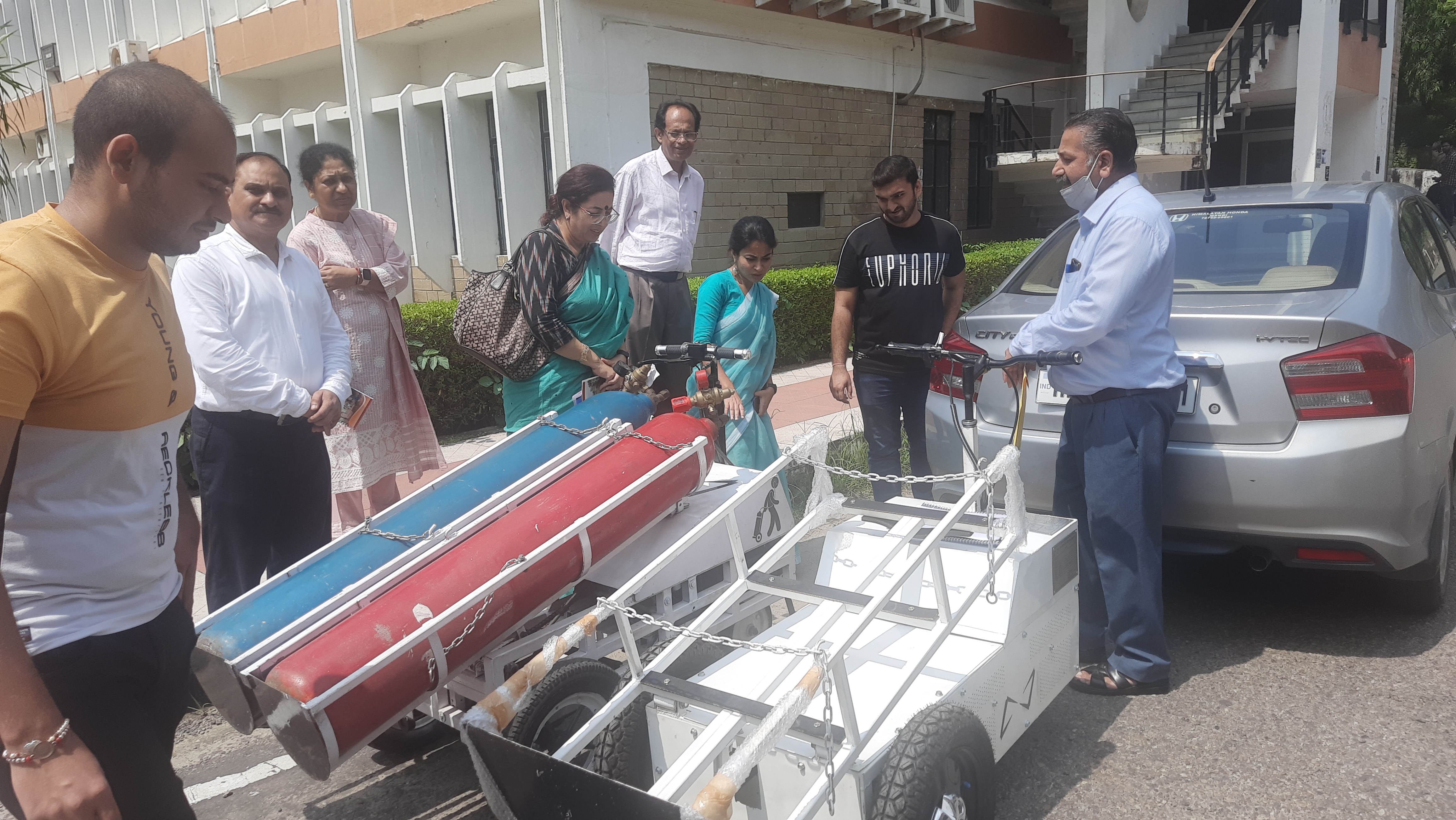 NIT Hamirpur students prepared electric trolley
