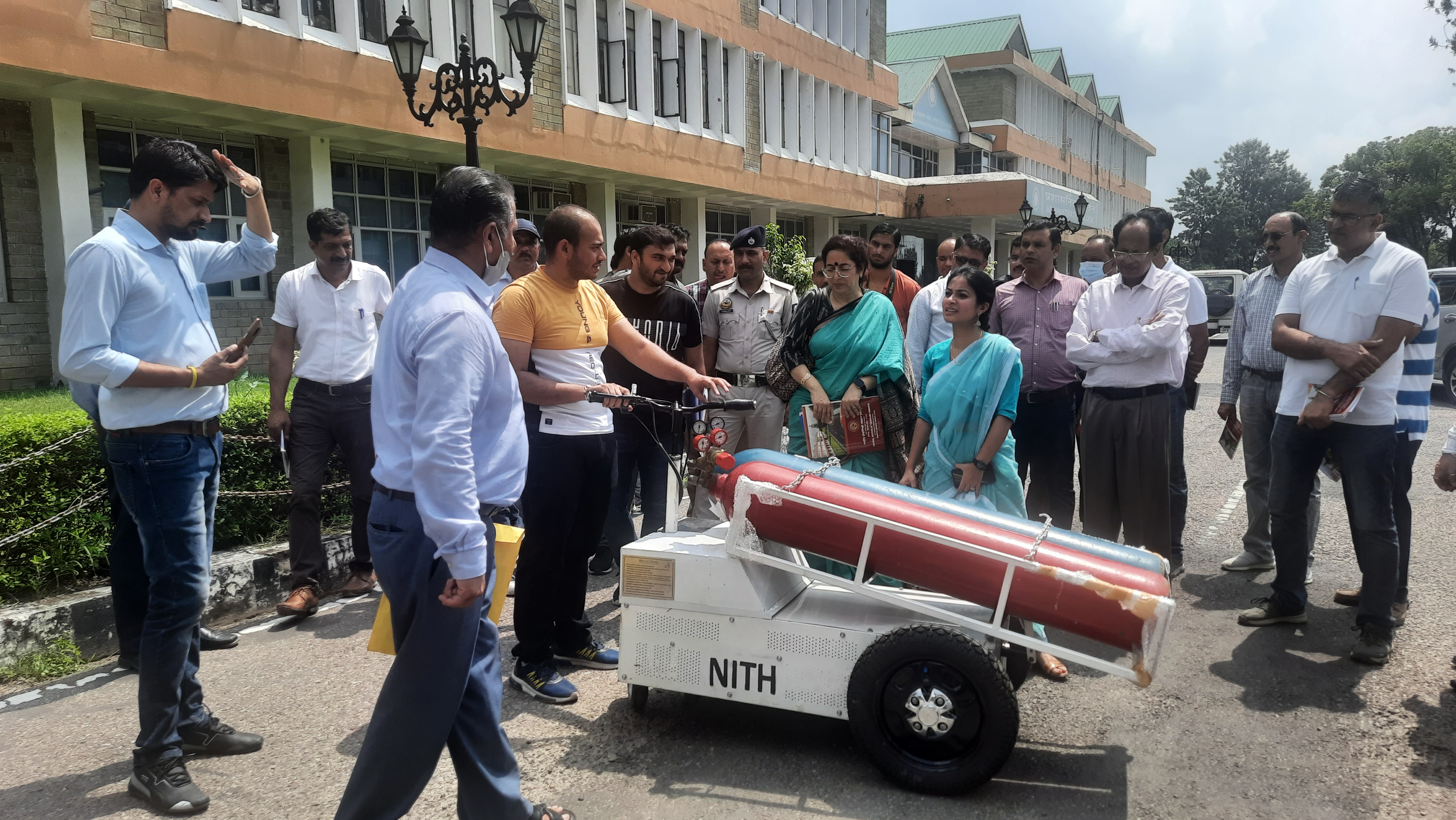 NIT Hamirpur students prepared electric trolley