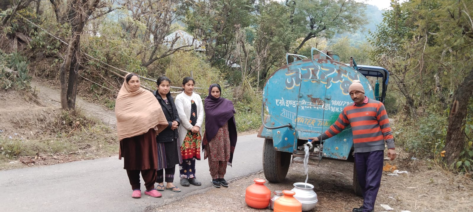 जल शक्ति विभाग ने पानी की सप्लाई की बंद की है, टैंकर से पानी दिया जा रहा है