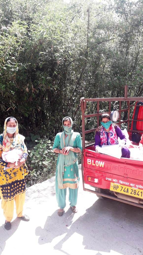 Ration is being delivered to pregnant women at home by Anganwadi workers in hamirpur