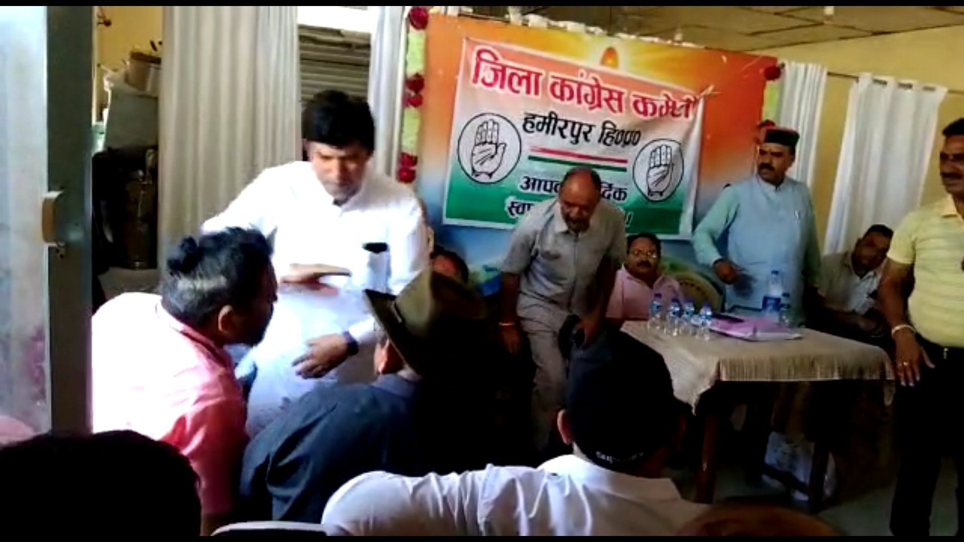 Dispute in Hamirpur Congress meeting