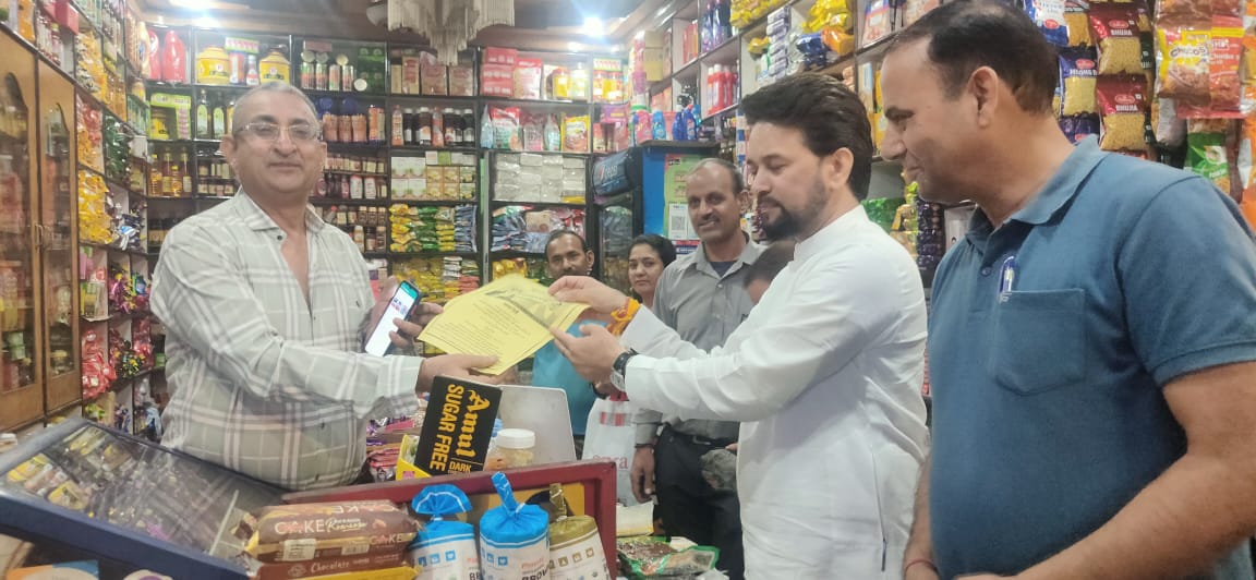 Anurag Thakur invites shopkeepers in Hamirpur
