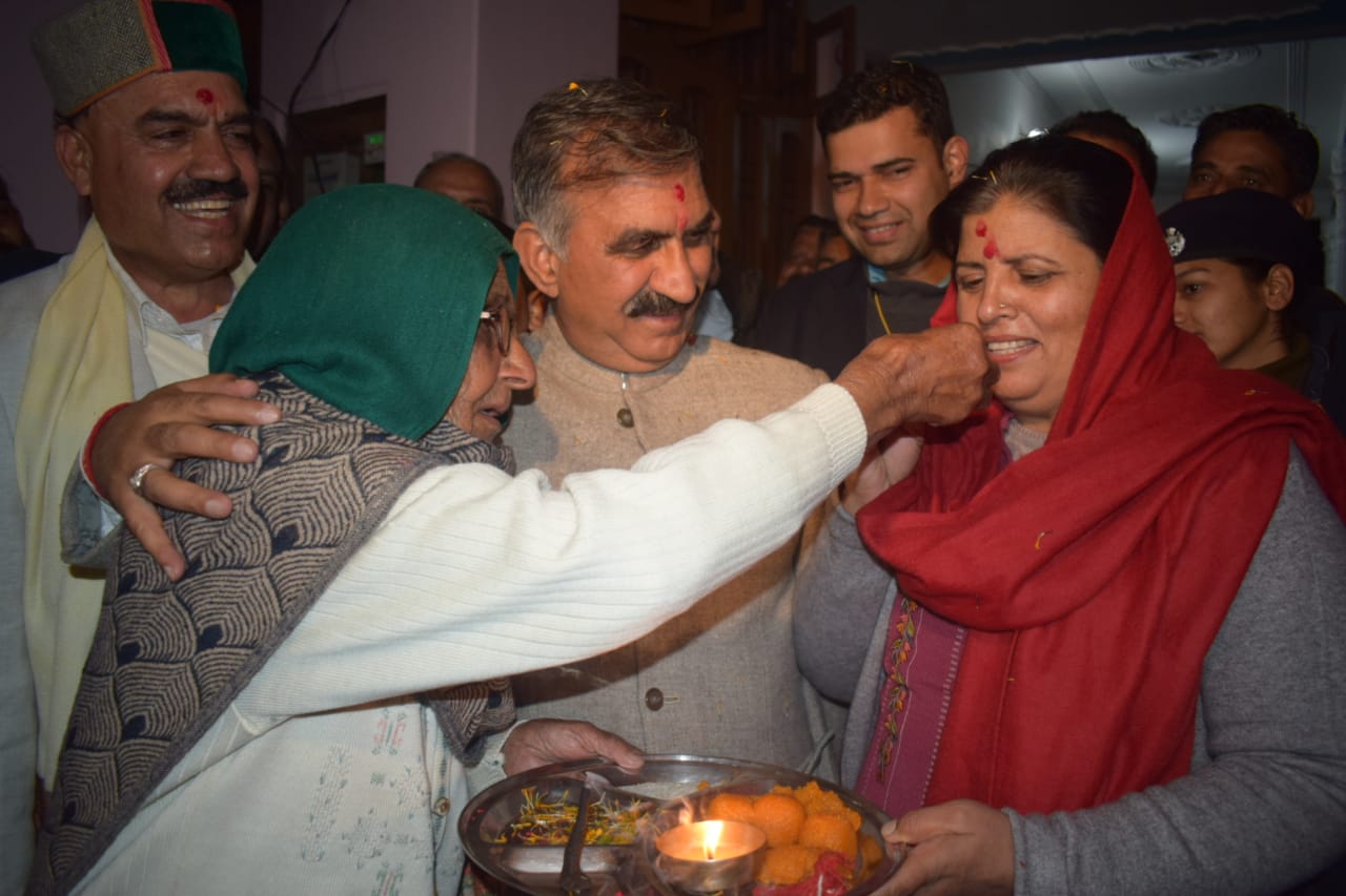 मुख्यमंत्री की धर्मपत्नी कमलेश ठाकुर भी उनके साथ मौजूद रहीं.