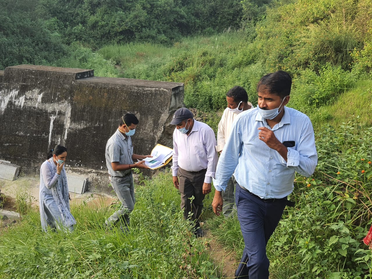 DC Harikesh Meena inspected construction of Check Dam in Neri village of Hamirpur