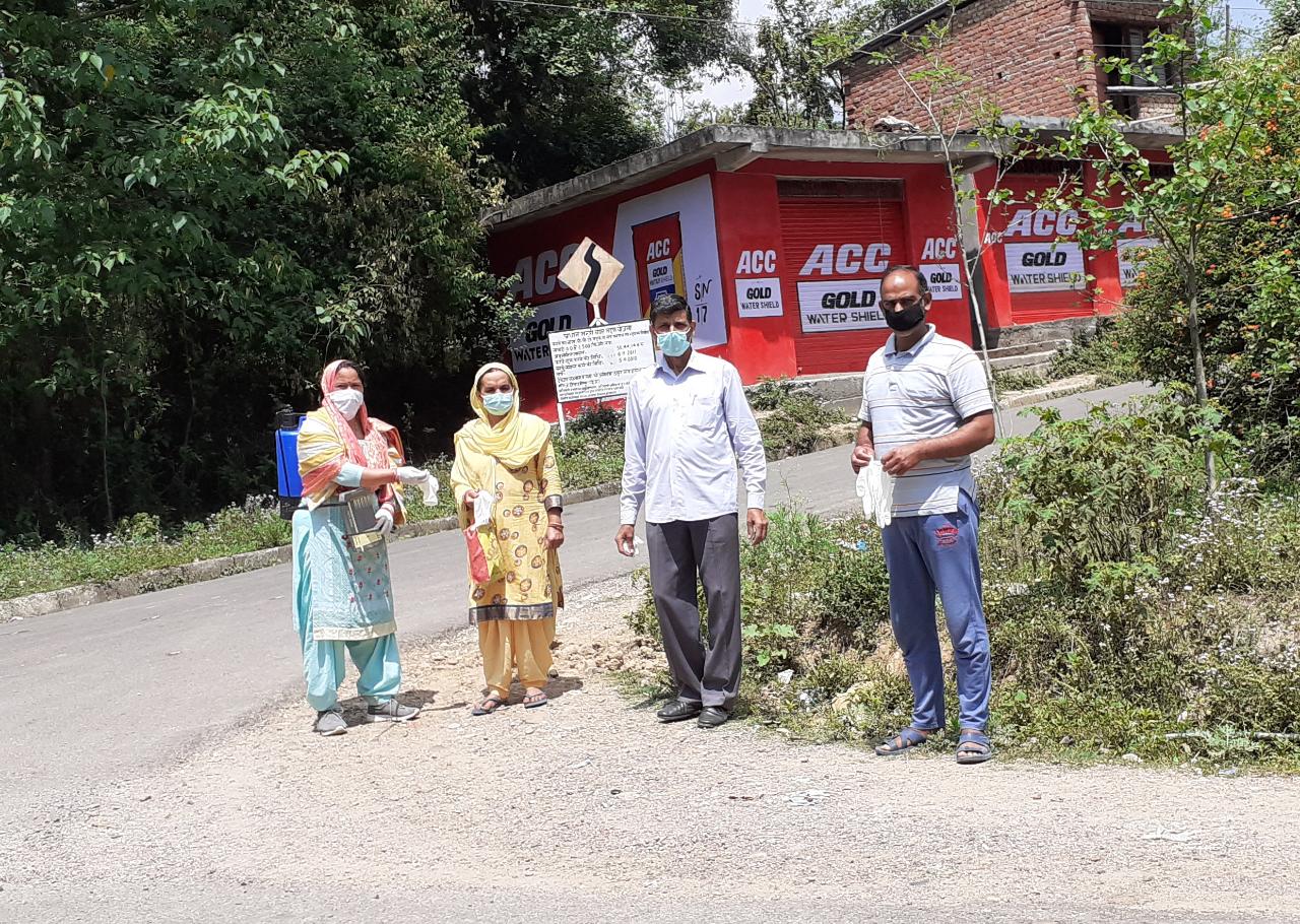 Hamirpur District Council member Sangeeta doing sanitation to villages