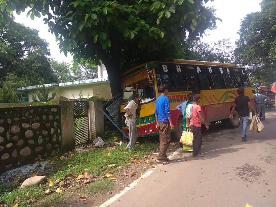 bus accident due to bike in dhramshala