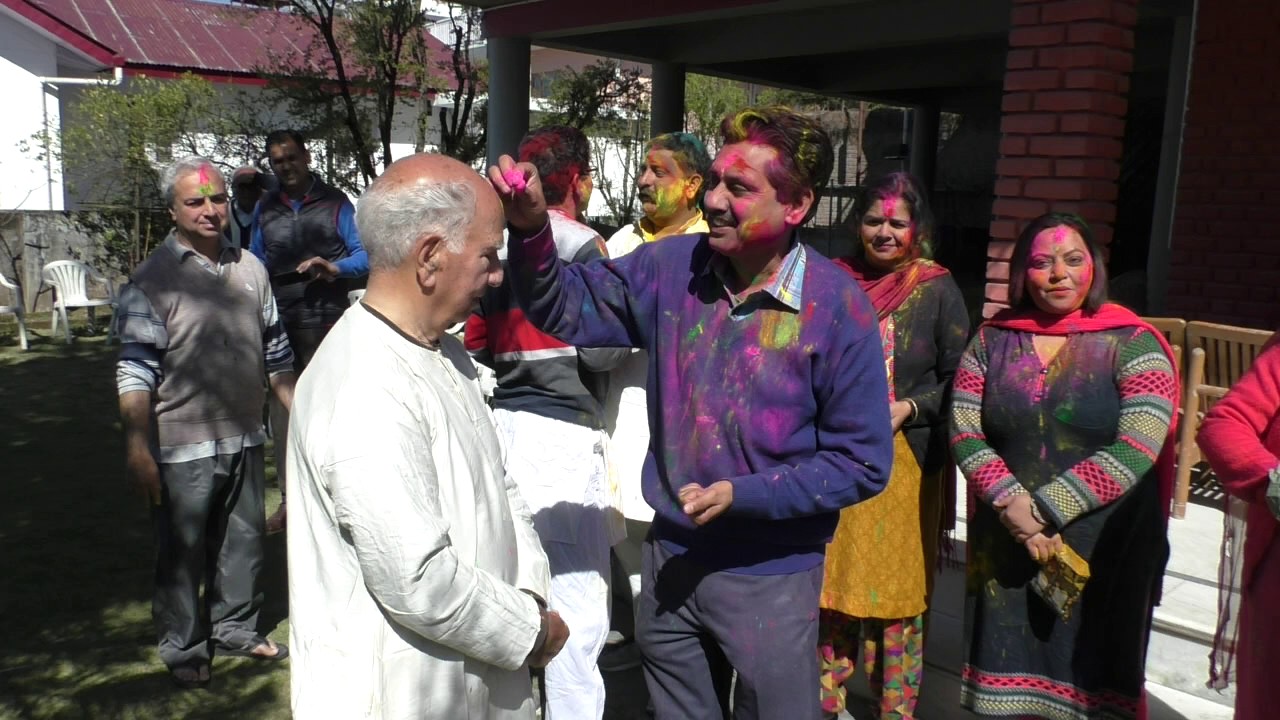 Former CM Shanta Kumar celebrates holi