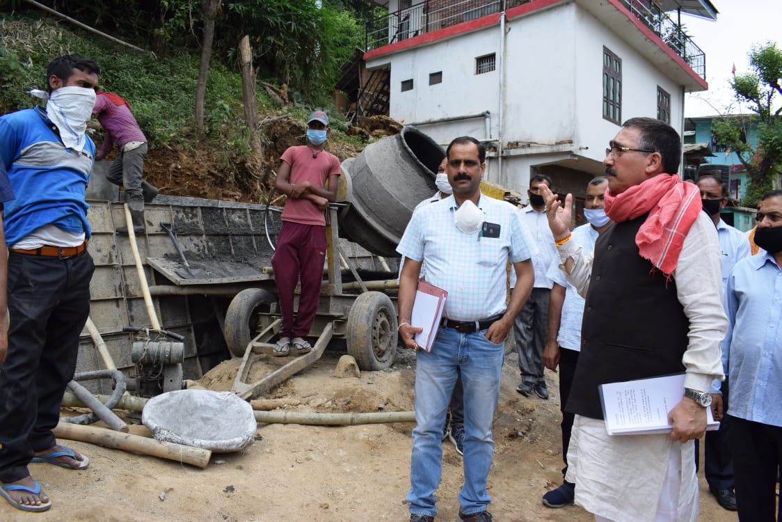 Assembly Speaker Vipin Singh Parmar inspected the road in Palampur