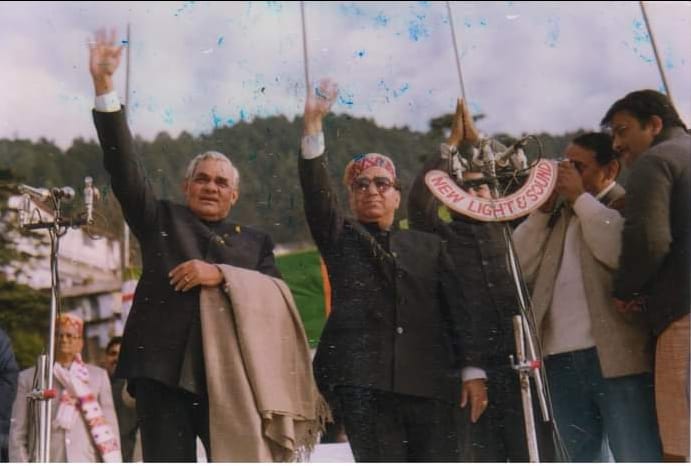 Shanta kumar with atal bihari vajpayee