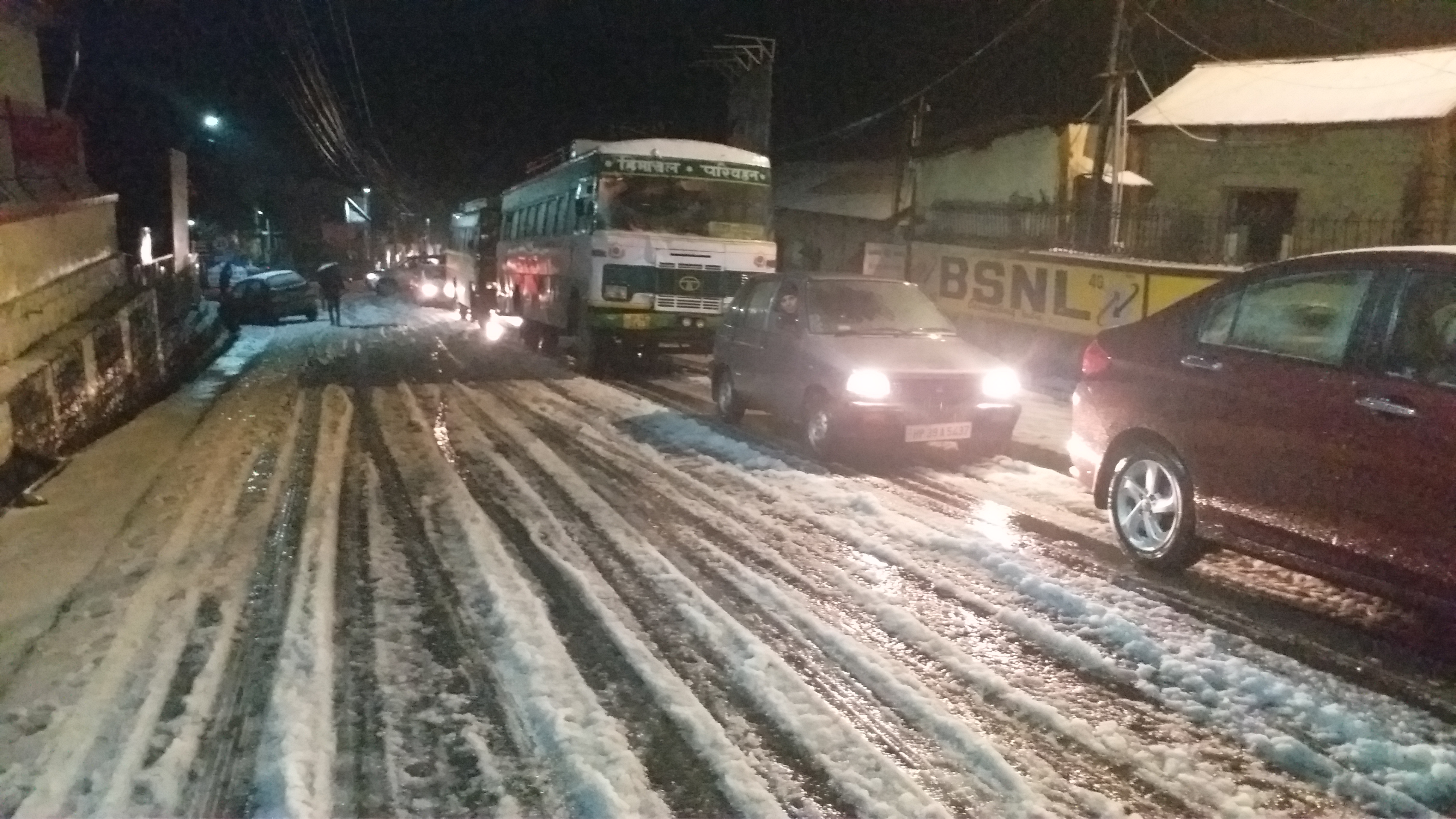 snowfall in dharmshala, धर्मशाला में बर्फबारी