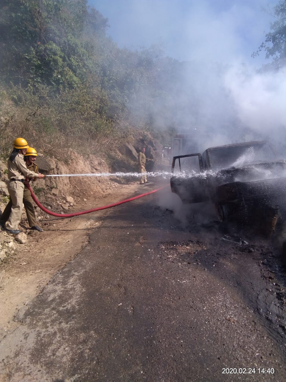 Scorpio car caught on fire in jawalamukhi, ज्वालामुखी में स्कॉर्पियो गाड़ी में लगी आग