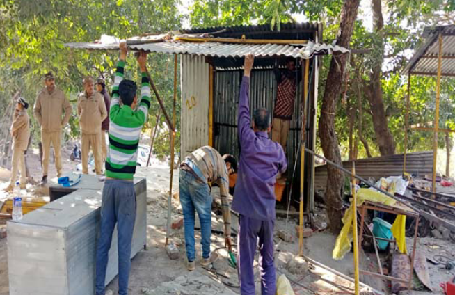 Forest Department action against khokha holders near Baglamukhi Temple