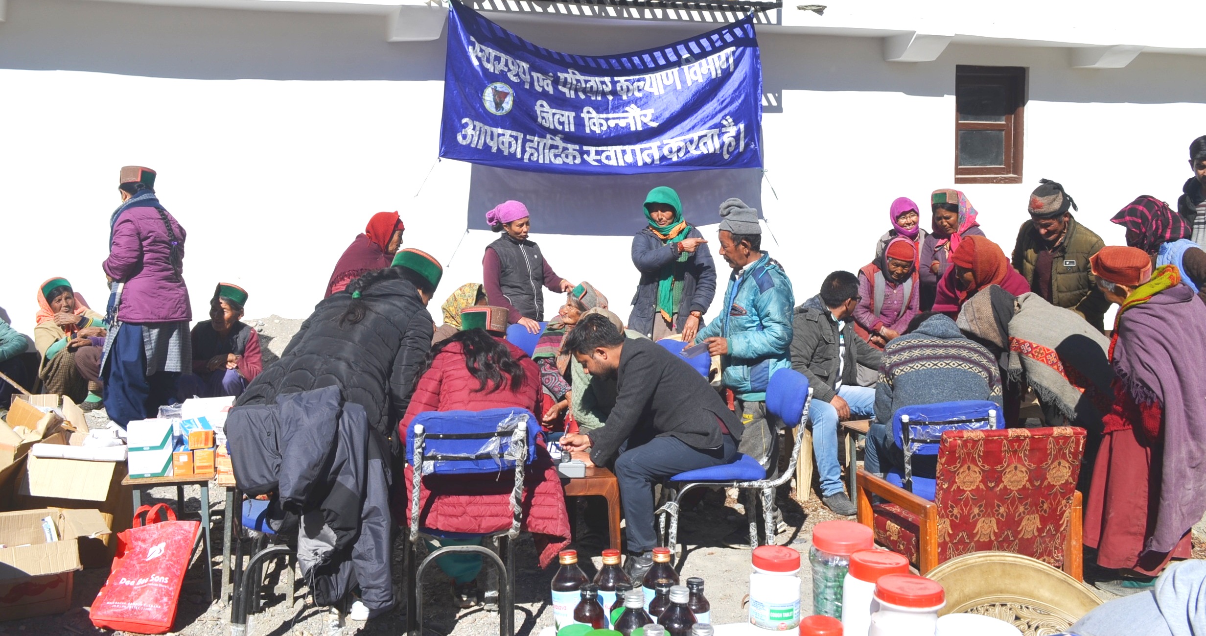 Health department and Ayurvedic department set up free medical camp in Charang, जनजातीय जिला किन्नौर, चारंग में स्वास्थ्य विभाग और आयुर्वेदिक विभाग ने लगाया निःशुल्क चिकित्सा शिविर, नोडल ऑफिसर डॉ. कवि राज, निःशुल्क दवा, रोगियों की जांच, ईटीवी भारत