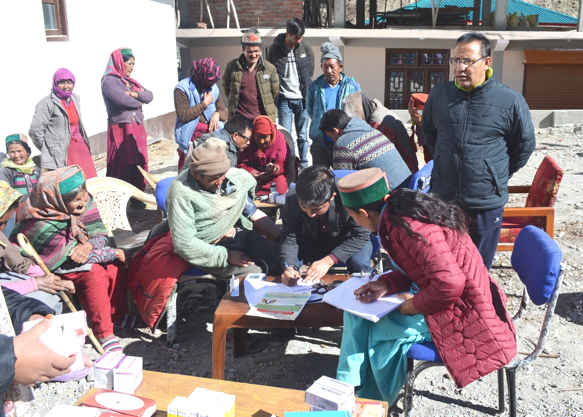 Health department and Ayurvedic department set up free medical camp in Charang, जनजातीय जिला किन्नौर, चारंग में स्वास्थ्य विभाग और आयुर्वेदिक विभाग ने लगाया निःशुल्क चिकित्सा शिविर, नोडल ऑफिसर डॉ. कवि राज, निःशुल्क दवा, रोगियों की जांच, ईटीवी भारत