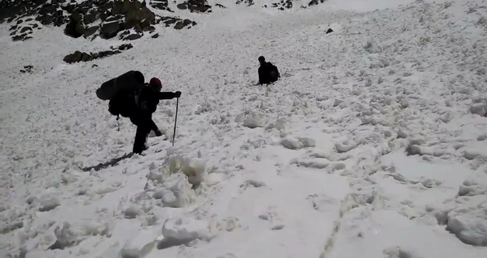 tourists enjoying tracking in kinnaur