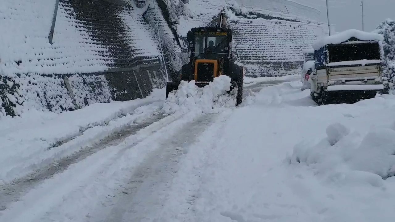 raod blocked due snowfall in kinnaur