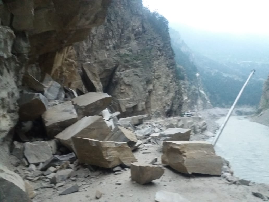 traffic jam on nh 5 due to landslide in kinnaur near ralli