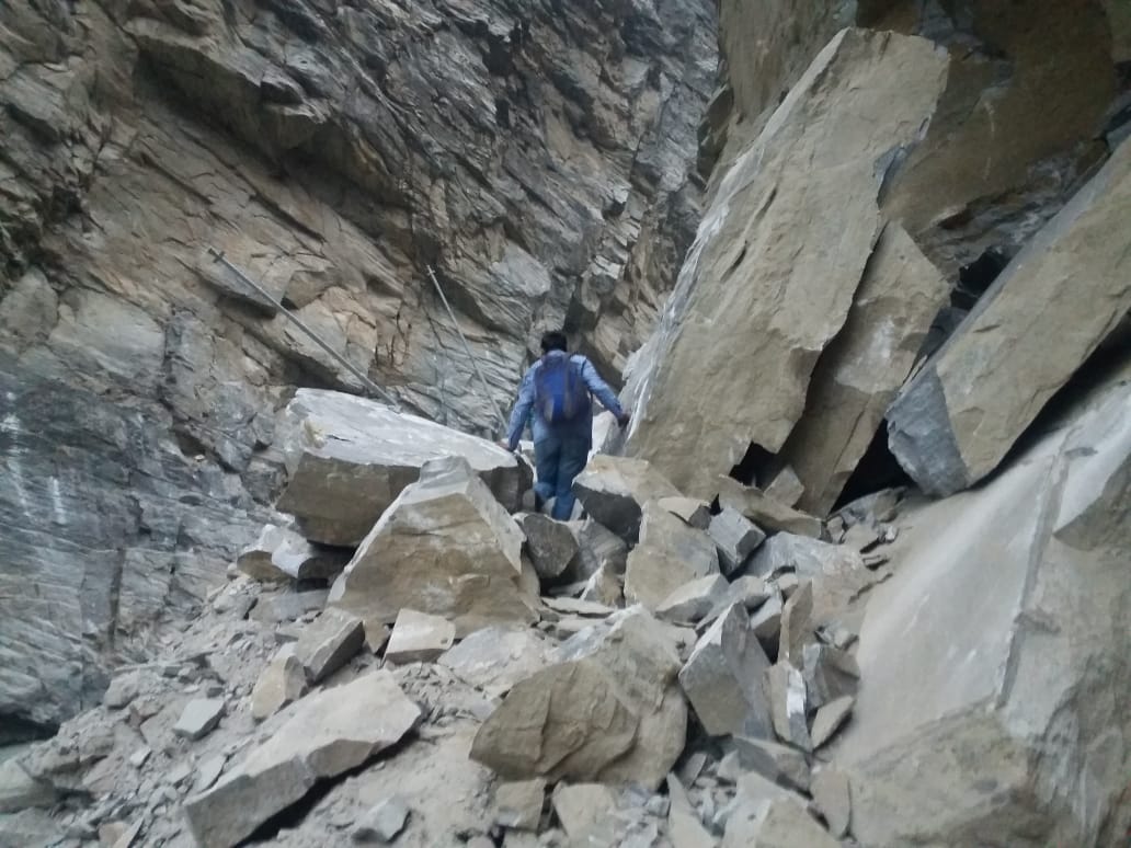 traffic jam on nh 5 due to landslide in kinnaur near ralli