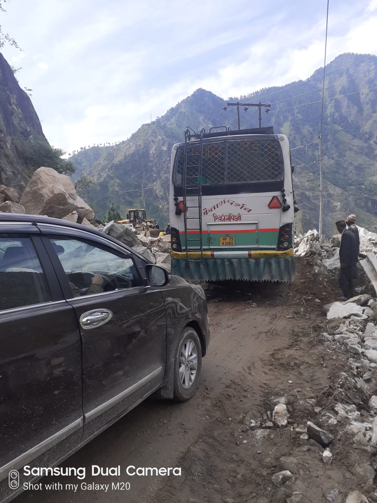 Kinnaur, NH-5 restored after about 18 hours, गांव चौरा, एनएच पांच पर चट्टानें गिरी, एनएच पांच अवरुद्ध, ईटीवी भारत