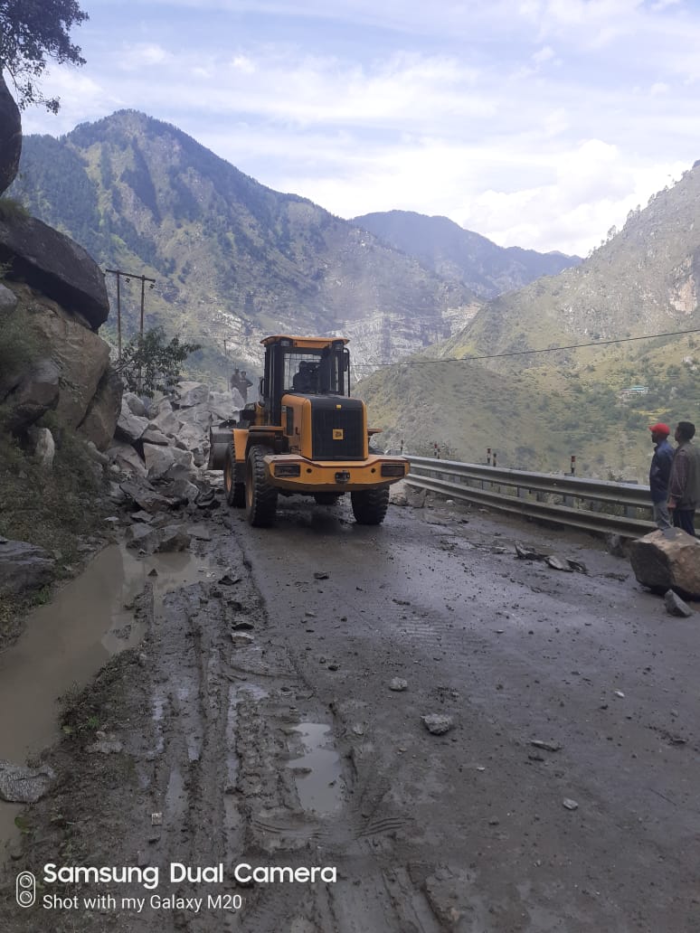 Kinnaur, NH-5 restored after about 18 hours, गांव चौरा, एनएच पांच पर चट्टानें गिरी, एनएच पांच अवरुद्ध, ईटीवी भारत