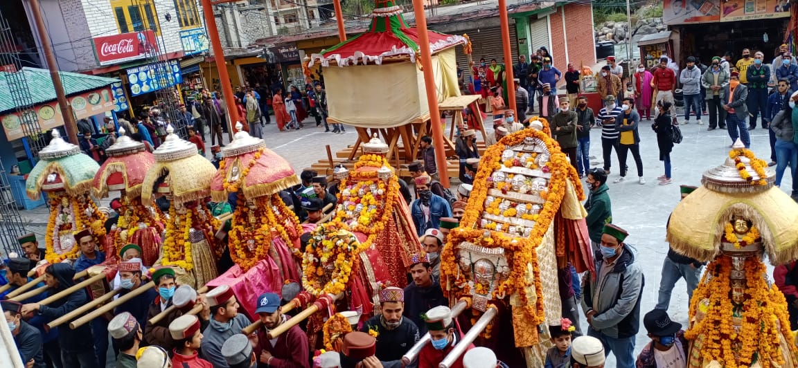 Devotees demanded the administration to free the curtain of the Gods in kullu