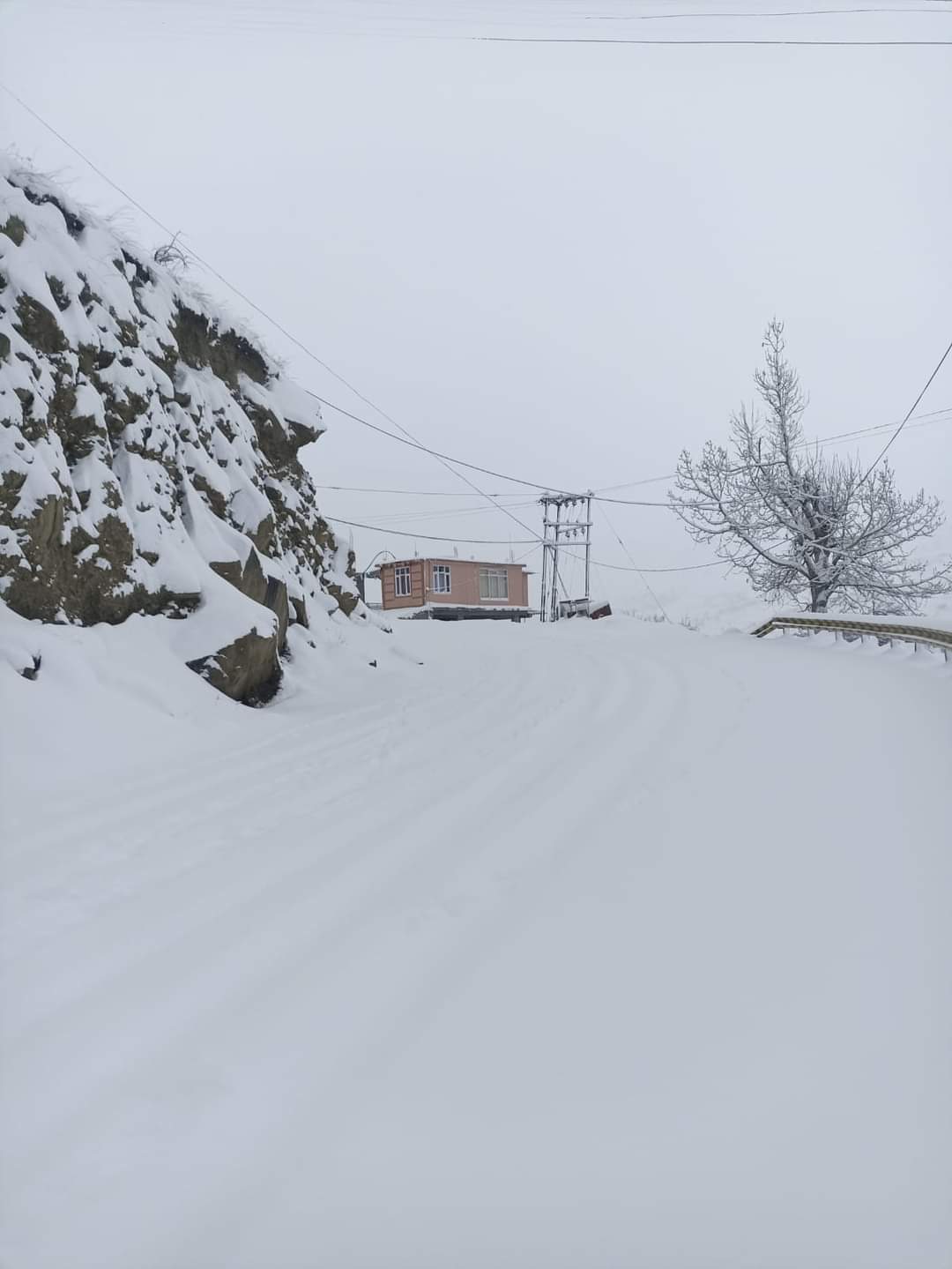 लाहौल स्पीति में बर्फबारी से कई सड़क मार्ग बंद हैं
