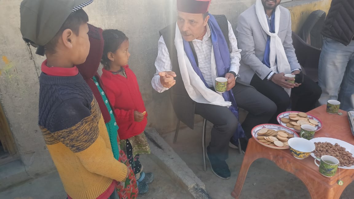 Cabinet Minister Ramlal Markanda meets children